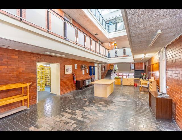 1,670M² BUSINESS CENTRE FOR SALE IN ESSENWOOD